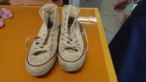 白スニーカー 汚れ 黒ずみ シミ クリーニング