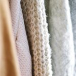セーターのクリーニングはどうする？頻度や料金、素材から自宅で洗う際の注意点まで