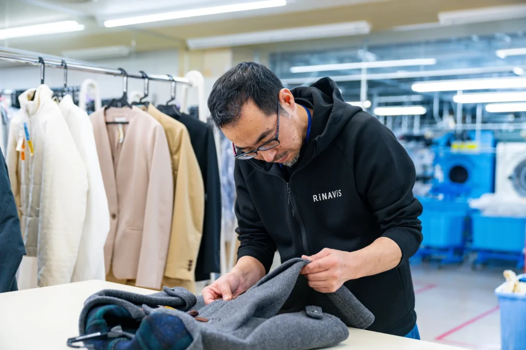 衣服のチェックの様子