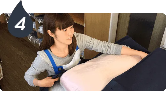 布団に不備がないか、最終検品を行います