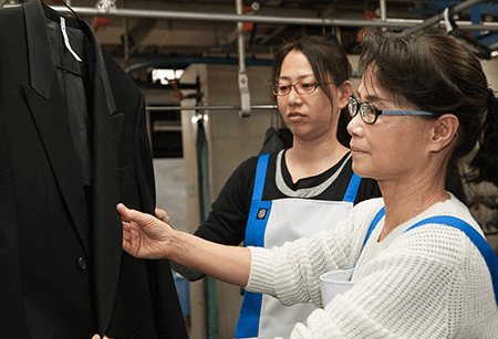 職人による衣類の修理