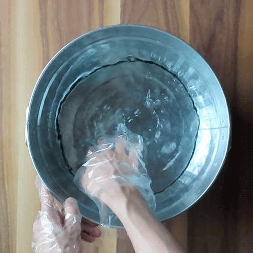ぬるま湯に中性洗剤を溶かします。