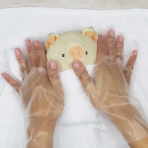 ぬいぐるみの水気をタオルで軽く取る