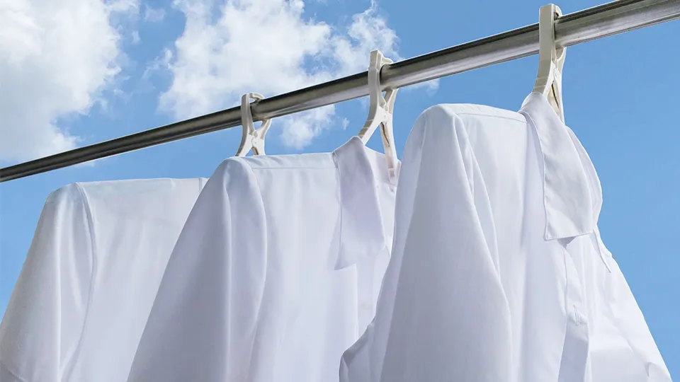 直射日光を浴びる洗濯物