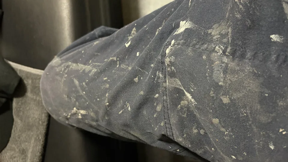 油シミがついた作業着