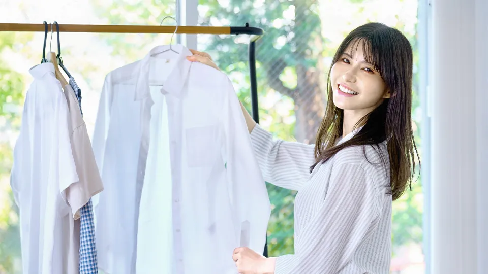 油シミがとれて笑顔な表情の女性